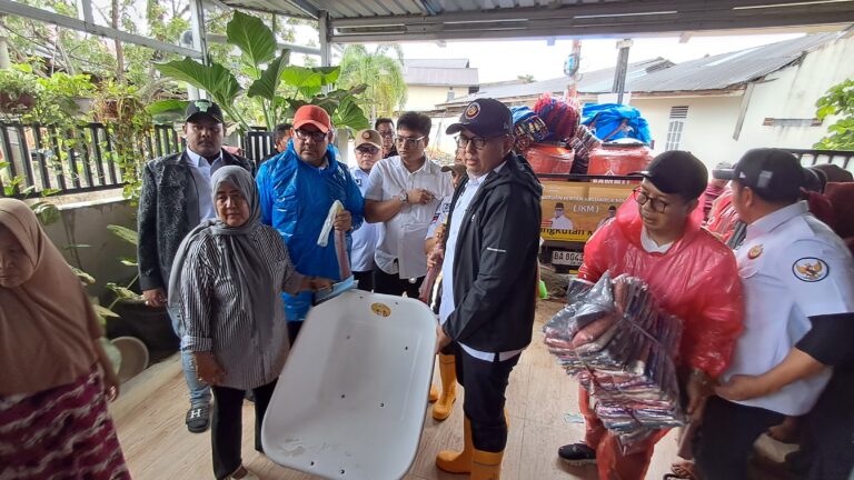 Sekretaris Jenderal (Sekjen) Dewan Pimpinan Pusat Ikatan Keluarga Minang (DPP IKM), Braditi Moulevey Rajo Mudo menyerahkan donasi kemanusiaan untuk korban terdampak banjir bandang di Kota Padang, Sumatera Barat (Sumbar) pada Jumat (12/12/2025) siang. (Dok. Tim BM)