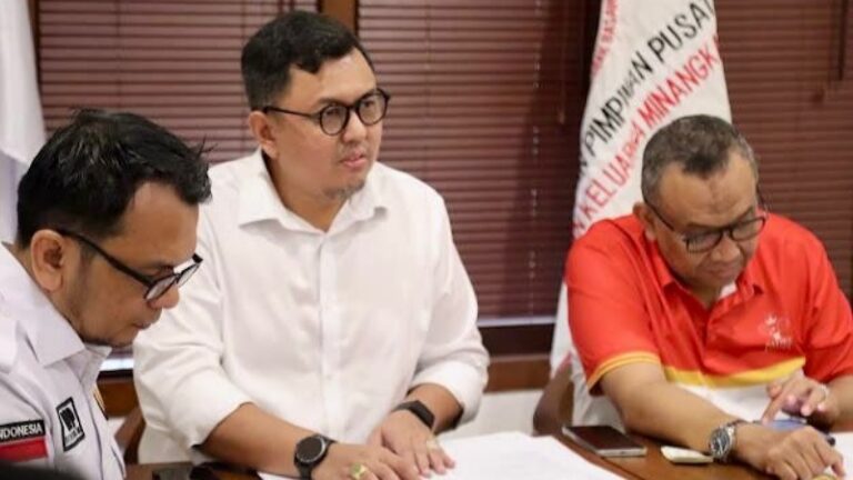 Sekretaris Jenderal (Sekjen) Dewan Pimpinan Pusat Ikatan Keluarga Minang (DPP IKM), Braditi Moulevey Rajo Mudo (baju kemeja putih) (Dok. Tim BM)